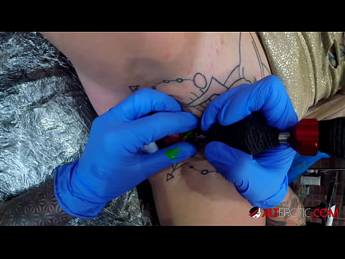 ❤️ Sully Savage, hottie estremamente tatuata, hà fattu un tatuatu nantu à u clitoris ️❌ Video cazzo  à porn co.redpornpictures.ru